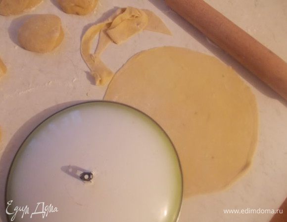 Разогреваем духовку 180С.  Каждый кусочек теста раскатываем тоненько. Вырезаем с помощью крышки или другого трафарета круг. Можно вырезать в форме сердца, квадрата или овала, как вам угодно.