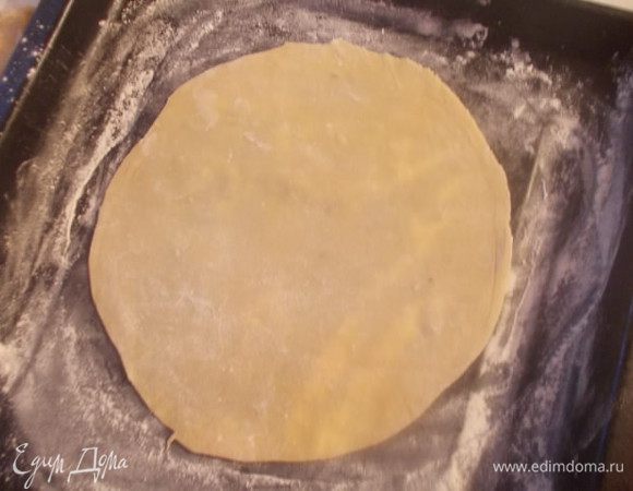 Выкладываем корж на противень присыпанный мукой. Отправляем в духовку.Пока выпекается один корж, вы успеваете раскатать следующий. Я испекла все коржи за 40 минут.