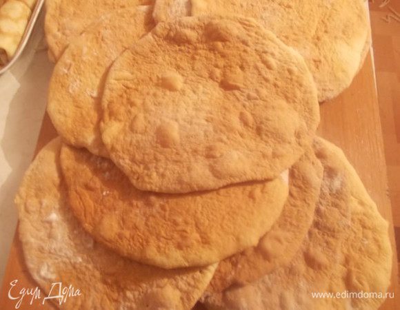 Коржи должны быть медового и румяного цвета, к тому же они очень ароматные. Остудить полностью.