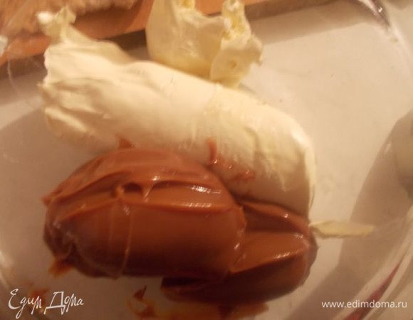 Приготовим крем. Для этого сварим сгущенку или купим уже готовую. Масло должно быть мягкое. Я ещё добавляю пару ложек жидкого меда, но это не обязательно.