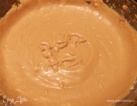 Взбить крем. Я это делаю погружным блендером с ножами, очень удобно. 