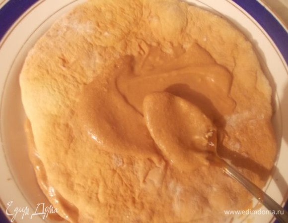 Смазываем коржи поочередно. 