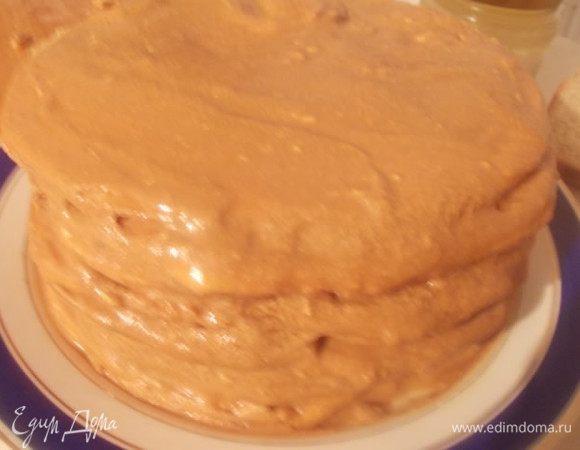 Крема хватает вдоволь и торт получается высоким.