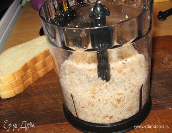 Для приготовления понадобится блендер или мясорубка и чеснокодавка (но блендер лучше). Хлеб нарезаем кусочками и в 2 захода измельчаем в крошку. Лучше для этого использовать в блендере нож для колки льда, если он предусмотрен в вашей модели. Ссыпаем в миску, где будем готовить паштет.