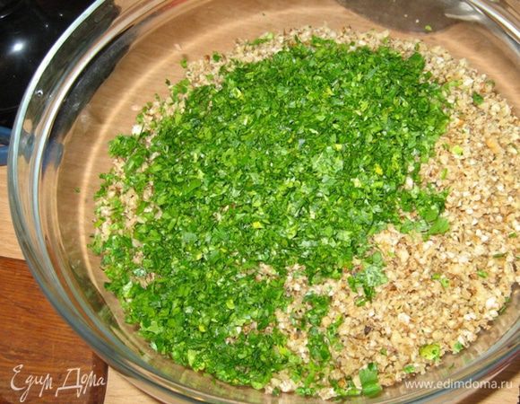 Затем также в крошку измельчаем орехи с чесноком и зелень. Я кинзу не люблю, предпочитаю петрушку... Грибы тоже измельчаем и высыпаем на сковороду, где уже разогрелось масло. Солим, перчим и жарим помешивая минут 7. Затем погружным блендером, прямо в сковородке пюррируем и высыпаем к орехам и хлебу.