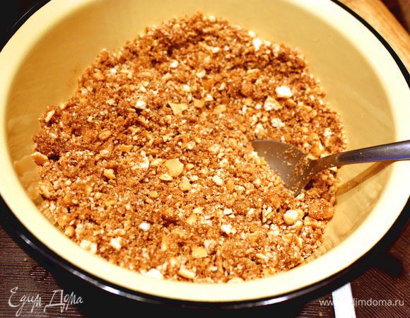 Растолочь печенье в мелкую крошку. Добавить к крошке растопленное сливочное масло, какао, оливковое масло и все тщательно перемешать.
Вырезать из пергаментной бумаги круг диаметром вашей формы для выпекания. Выложить смесь на пергамент и хорошенько примять. Убрать форму в холод на 20 минут.
