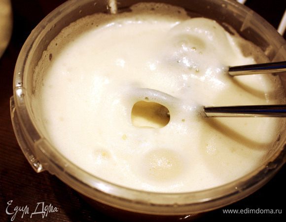 Тем временем, в миску кладем творог (если он зернистый, то пропустить его в блендере), добавляем к нему йогурт. Все тщательно перемешиваем миксером.
В отдельной посуде взбиваем миксером белки с щепоткой соли до воздушных пиков, добавляем мед и еще взбиваем до устойчивых пиков. Желтки отдельно взбиваем.