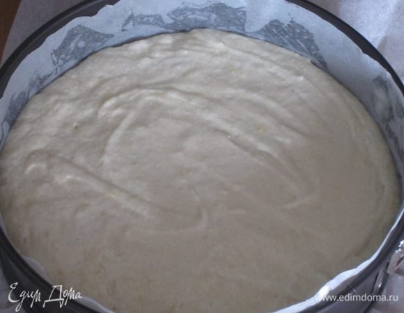 Выложить тесто в форму (диаметром 24 см) с пергаментом, разровнять поверхность  и выпекать в разогретой до 160 °С духовке 45 минут (до сухой шпажки).