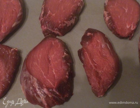 Вырезку нарезать на цилиндры, высотой 4-5 см, слегка прижать рукой, чтобы немного распластать.