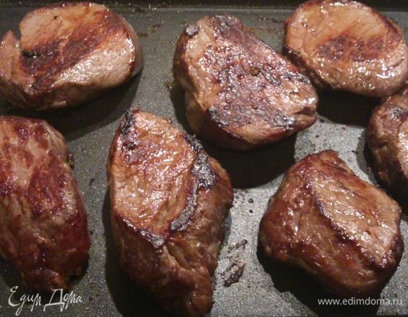 Мясо обжарить на оливковом масле по 5 минут с каждой стороны. В этом шаге поделюсь с вами радостью от приобретения замечательной сковороды-подноса. Суперудобная и нужная вещь. Абсолютно ровная и плоская поверхность, бортики 1 см и небольшой желобок по краю. Очень равномерно прогревается и главное, можно ставить в духовку.))Ее можно даже совсем не смазывать маслом, поэтому я просто немного обмазала мясо.