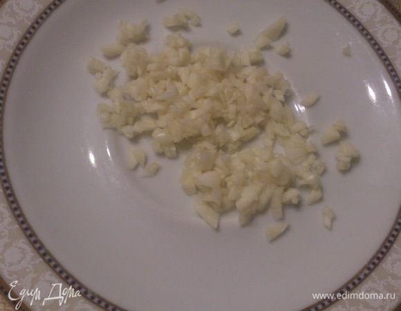 Зубчик чеснока измельчить.