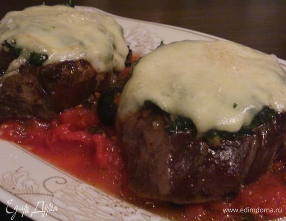 В тарелку налить томатный соус, на него выложить медальоны и украсить листиками базилика.