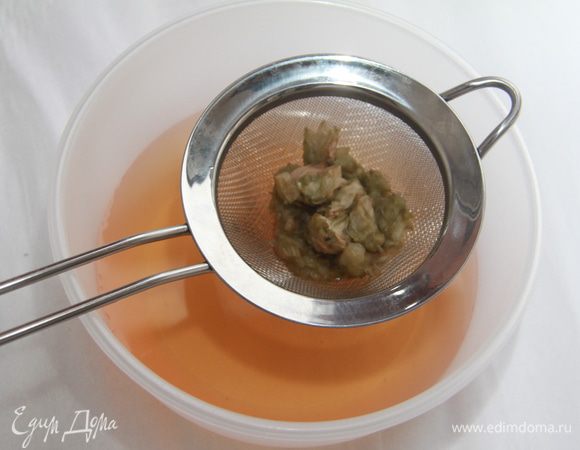 Через сутки настой хмеля остыл, можно продолжать. Процедить через ситечко массу, хмель нам больше не нужен.