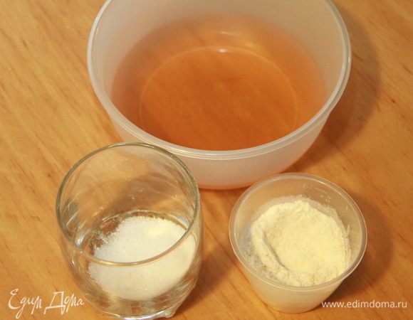 К настою хмеля добавить соль, сахар и 30г муки 1 сорта.