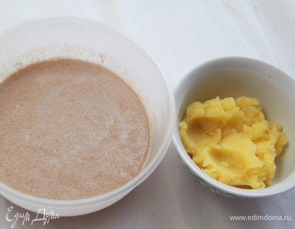 Остывший картофель помять или протереть, соединить с закваской. Оставить ещё на сутки.