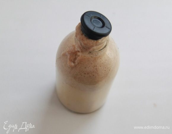 Итак, на пятый день домашние дрожжи готовы. Автор рекомендует их процедить и перелить в бутылки. "Бутылки не доливать до пробки, пальца на три. Закупорить и засмолить, держать в холодном месте, но не на льду. Перед употреблением взбалтывать бутылку. На каждый фунт муки брать по полной ложке этих дрожжей. Держатся более двух месяцев." Перелила я эти дрожжи в бутылку, получилось 400мл. Закрыла пробкой и оставила на столе. Через 10 минут - хлопок, пробка улетела, действительно "превосходныя" дрожжи!