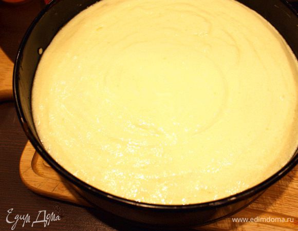 Переливаем готовую творожную массу в форму с тестом из печенья.
Ставим в духовку при температуре 160-170 градусов на 45-60 минут.
Нижним рядом в духовом шкафу можно поставить противень с кипятком.