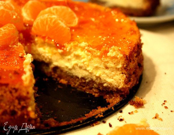 Даем ему остыть часика на 2. Затем украшаем джемом (можете выбрать любой на ваш вкус) и добавляем мандарин.
Получилось очень ярко, празднично и вкусно!