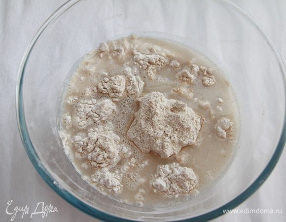 Муку в/с просеять, добавить цельнозерновую и ржаную муку. Добавить воду, соль.