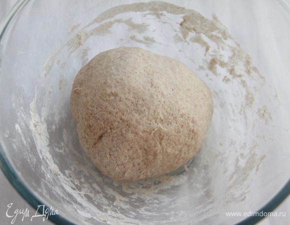 Замесить тесто. Получается не слишком крутое, но и не жидкое тесто. Работать с тестом как обычно: 10-15 минут. Оставить на подъём в холодильнике на ночь под крышкой/плёнкой.