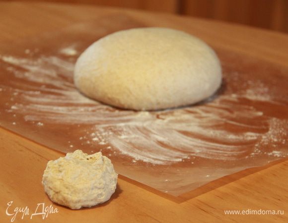 Утром вымесить тесто ещё минут пять. От основного куска я отщипнула небольшой кусочек, размером с куриное яйцо. Этот кусочек я решила оставить для следующего хлеба, положила его в миску к домашним дрожжам. Сформировать шар и уложить швом вниз на присыпанный мукой антипригарный лист. Накрыть колобок полотенцем и оставить на расстойку на пару часов.