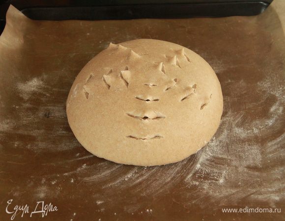 Перед выпечкой сделать на каравае надрезы (я делала ножницами). Выпекать в предварительно разогретой духовке при 220*С 10 минут с паром, сбрызнув духовку и хлеб водой. Затем без пара при 190*С 10 минут и при 170*С ещё 10 минут.