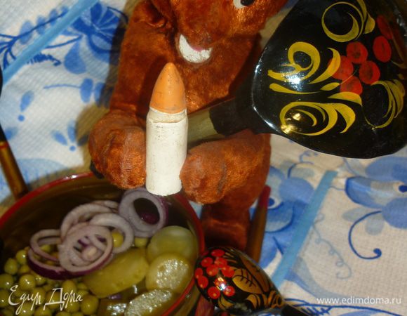 Лук режем колечками, огурец - кубиками, горошек можно не резать))). Все перемешиваем, маслом поливаем. Любил мой дед этот салатик да под водочку.