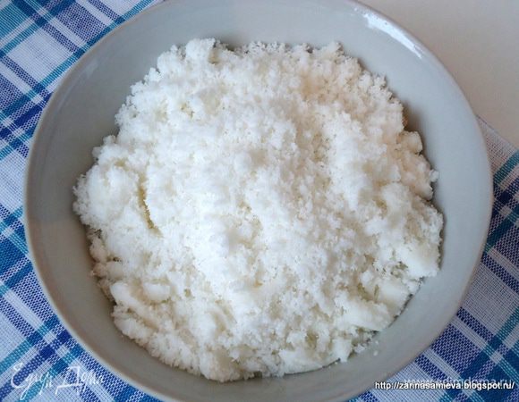 Кокосовую стружку измельчить в кофемолке, как можно мельче.