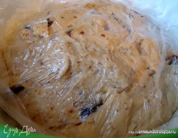 Накрыть тесто пленкой и убрать в теплое место для подъема на 1,5 часа.
