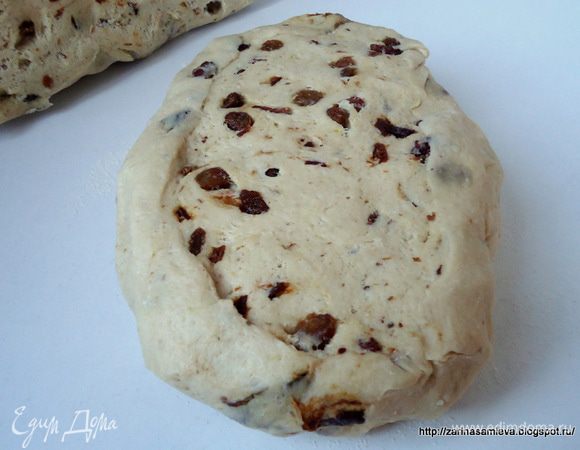 После, рабочую поверхность припылить мукой,  выложить тесто и разделить его на две части.