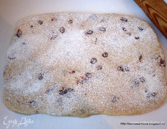 Тесто раскатать в прямоугольный пласт, примерно 1-1,5 см толщиной. Немного припылить мукой и...
