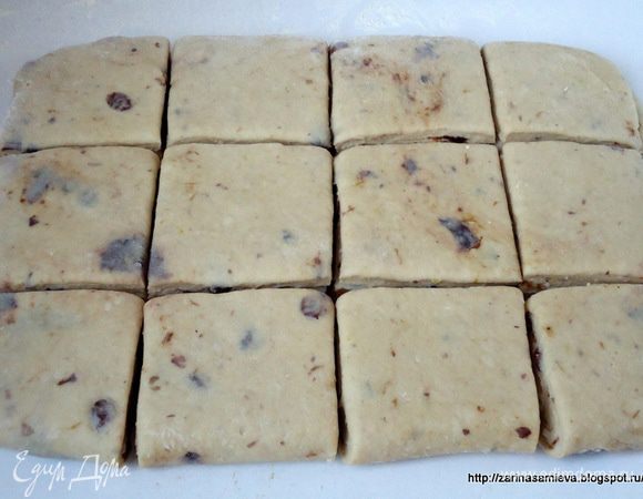 Вынув последний раз тесто из холода раскатать его в прямоугольный пласт. Разрезать на 12 квадратных заготовок.
