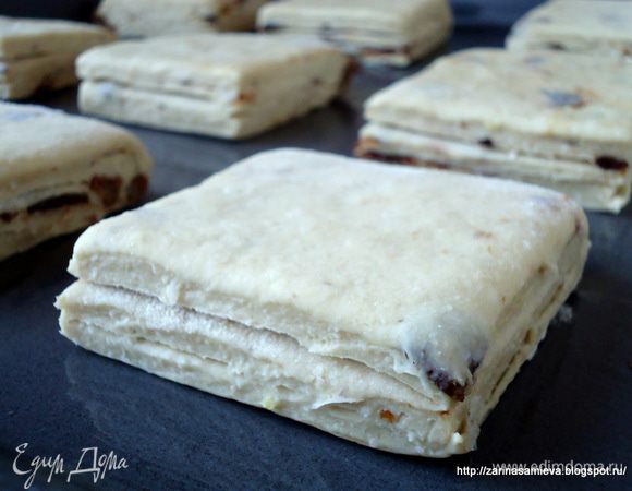 Противень смазать маслом и выложить на него заготовки. Дать тесту подняться в течение 30 минут.
Выпекать в заранее разогретой духовке при 180 С*, примерно 30 минут.