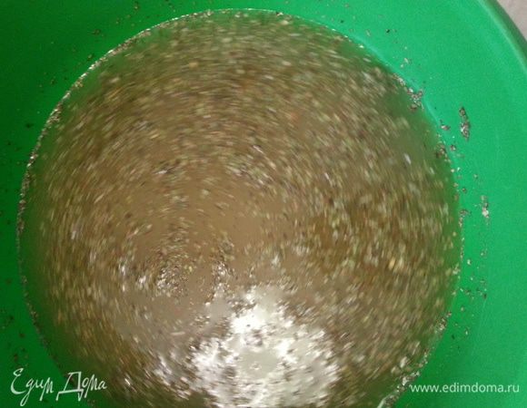 Готовим домашний творог, оставшуюся сыворотку остужаем до комнатной температуры, добавляем в нее сухие измельченные травы, соевый соус, соль, перемешиваем.