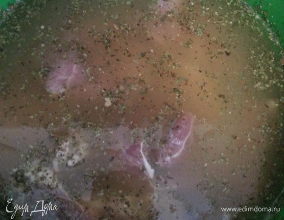 Складываем в маринад кусочки свинины, убираем минимум на 2-3 часа в холодильник. Я мариную сразу на две порции, первую делаю через несколько часов, вторую на следующий день.