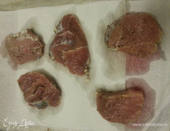 Просушиваем бумажным полотенцем кусочки...