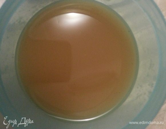 Процеживаем 1 стакан сыворотки, нагреваем в микроволновой печи...