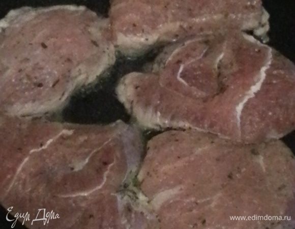 На небольшом количестве масла обжариваем кусочки мяса 2-3 минуты. На данном этапе я не обжариваю до золотистой корочки, чисто символично, для запечатывания сока внутри.