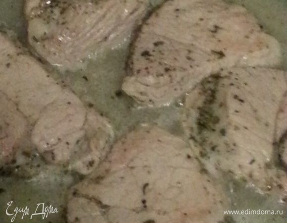 Переворачиваем и обжариваем также 2-3 минуты, добавляем теплую сыворотку. Огонь не уменьшаем, крышкой не накрываем. "Тушим" минут 15-20 до выкипания сыворотки наполовину.