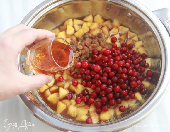 Добавить клюкву, изюм и бренди (или любой ароматный алкоголь). Довести до кипения, уменьшить огонь и тушить минут 20, до загустения.