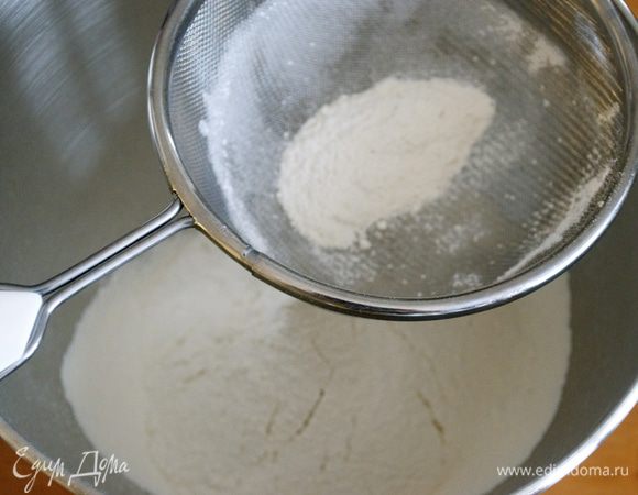 Приготовить сдобное тесто. Муку просеять в миску или чашу тестомесильной машины, если Вы будете замешивать тесто не вручную. 