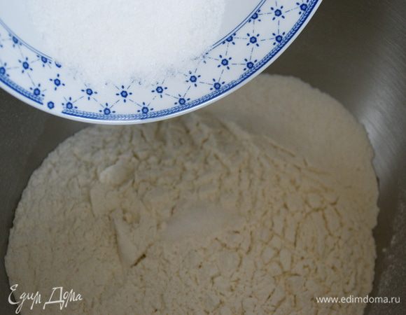 В тесто добавить сухие дрожжи (4 г) , если используете свежие - 12 г. Перемешать с мукой, добавить сахар и соль. 