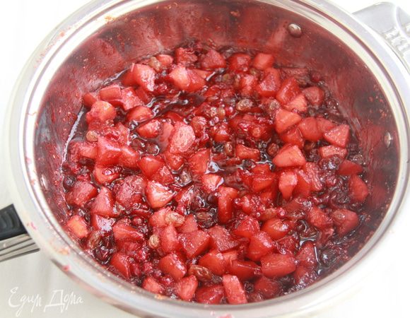 Итак, получилась вот такая вкусная начинка! Здесь я бы и остановилась с большой ложкой, но в рецепте есть продолжение...