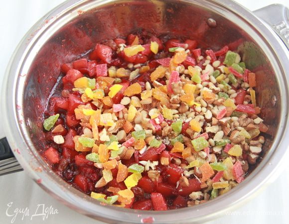 Теперь добавим разноцветных "самоцветов". Курагу, орехи (в рецепте бразильский, миндаль, пекан и фундук, а у меня миндаль, грецкий и кедровые) и тропические сухофрукты (ананас, папайя) нарезать небольшими кусочками. Добавить к основной массе, перемешать, прогреть минуту, снять с огня.