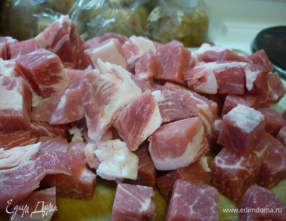 Мясо ( у меня свиная шейка. Но, думаю, что с говядиной получится не хуже) порезать мелкими кубиками. Почему мелкими? Мои старушки жалуются на то, что им тяжело мясо жевать. Вот и стараюсь для них.