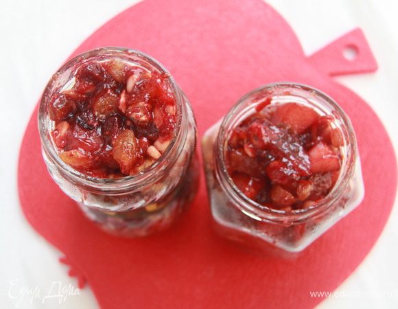 Начинку разложить по стерилизованным банкам (хотя, можно и не раскладывать, она вся употребится для пирожных).