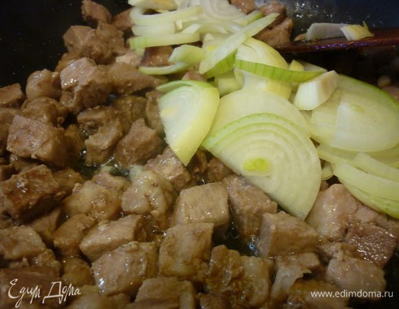 На сковороде раскалить масло, слегка обжарить, положить порезанный полукольцами лук. Слегка обжарить до мягкости лука.