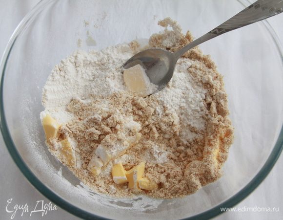 Соединить мучную и миндальную смеси.