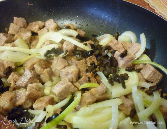 Теперь мелко порубить оливки. почему 10 оливок? ДА ПОТОМУ, ЧТО СТОЛЬКО ОСТАЛОСЬ В БАНКЕ ПОСЛЕ НАБЕГА НА НЕЕ МОЕЙ МАМЫ.