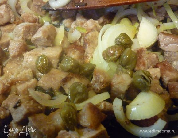 Следом к мясу идут каперсы,...